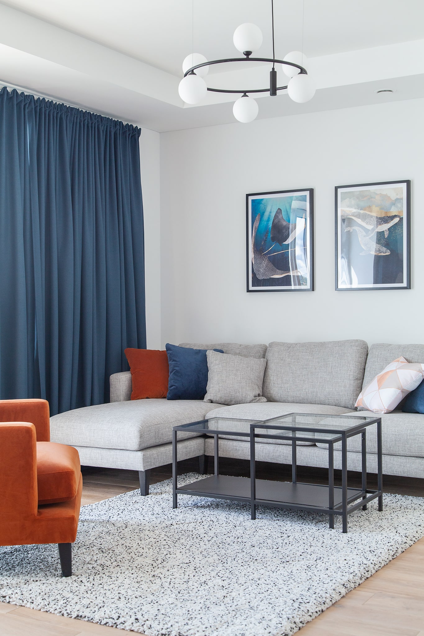 Modernus ir subalansuotas baldų bei dekoro elementų interjeras