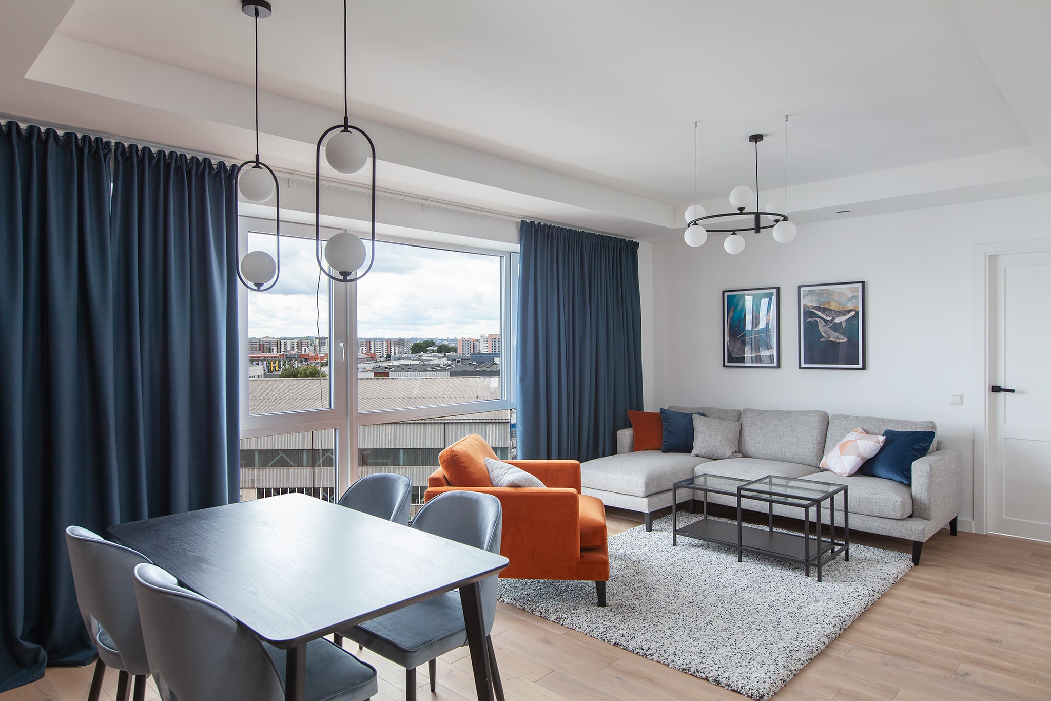 Erdvus ir racionaliai išplanuotas butas turi du atskirus miegamuosius ir vieną gyvenamą kambarį, sujungtą su virtuvės zona