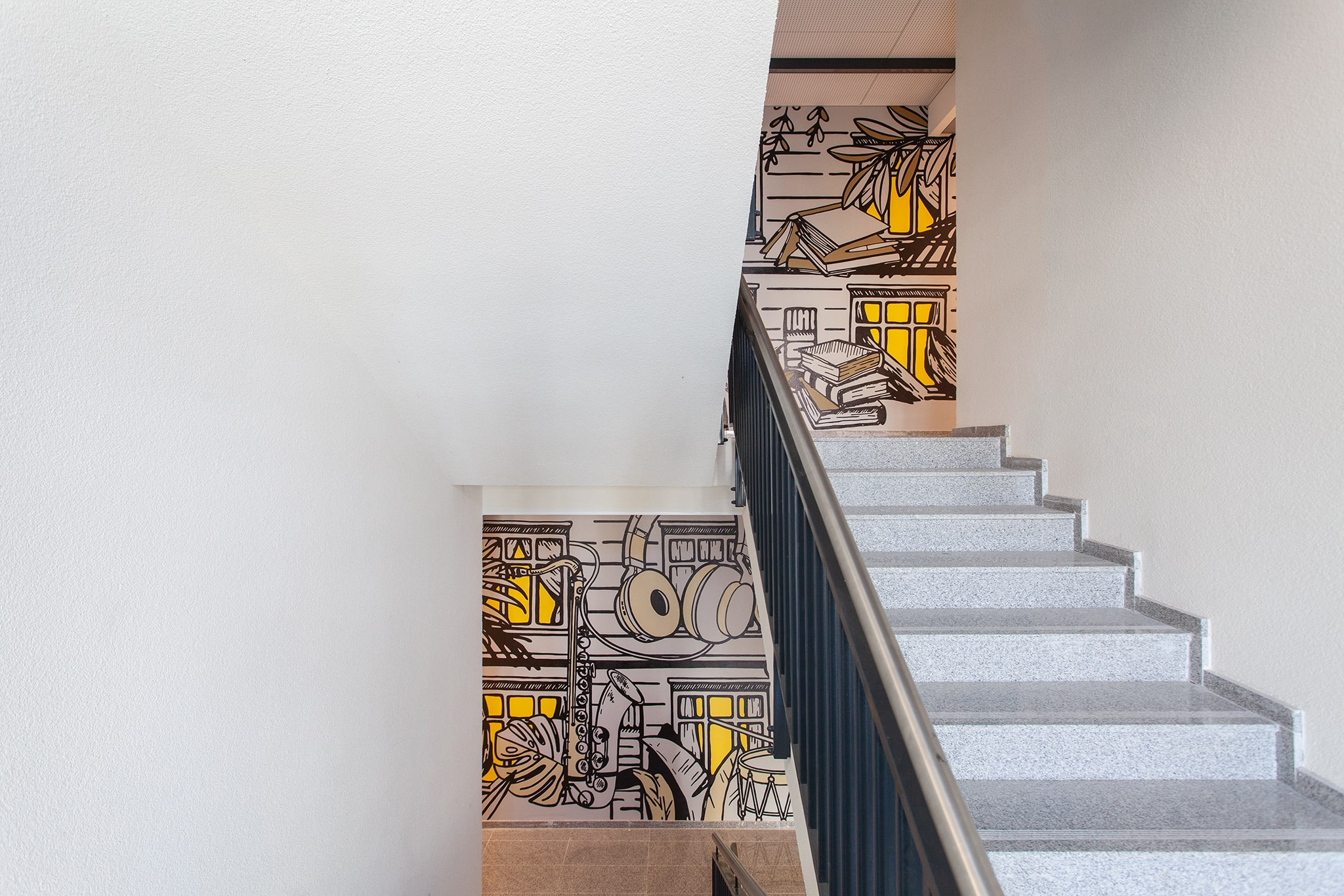 Į žaismingas urban-retro stiliaus ir grafikos darbais dekoruotas laiptines patenkama kylant panoraminiu liftu arba granito plokščių laiptais